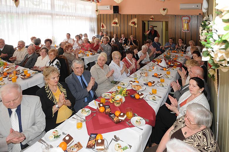 ... której wystąpienie przyjęto gorącymi oklaskami.