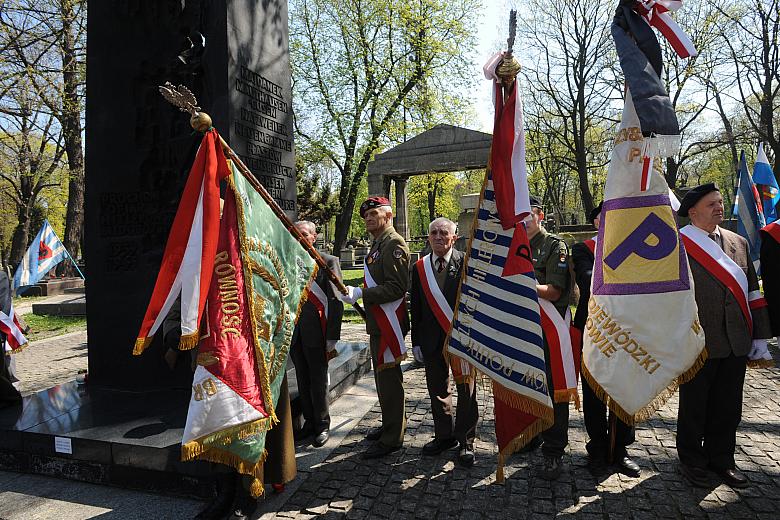 U stóp pomnika upamiętniającego ofiary hitlerowskiego barbarzyństwa stanęły poczty sztandarowe...