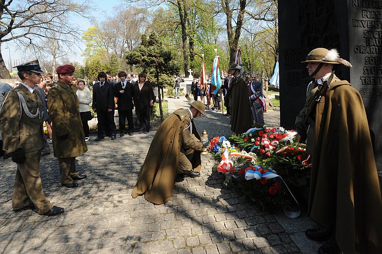 Wieńce i wiązanki kwiatów składali przedstawiciele Wojska Polskiego...