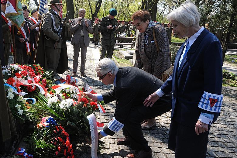 ...skupiających w swoich szeregach więźniów niemieckich obozów koncentracyjnych...