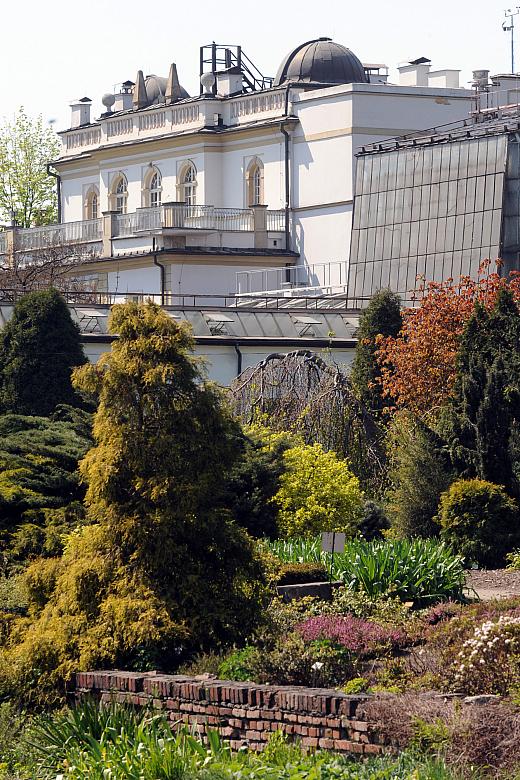 Kiedyś leżał daleko za miastem. Dziś znajduje się w jego centrum. Od ruchliwej ulicy Kopernika oddziela go klasycystyczny budyne