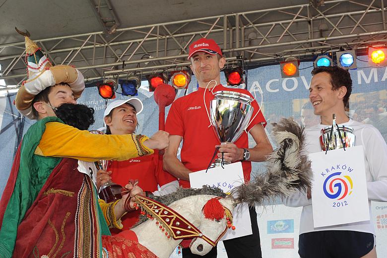 Zwycięsców uhonorowano nagrodami, pucharami oraz ... uderzeniem na szczeście lajkonikową pałką.