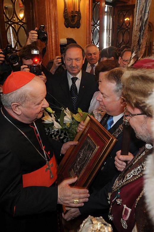 ... Bracia Kurkowi, którzy wręczyli Księdzu Kardynałowi pamiątkową plakietę.