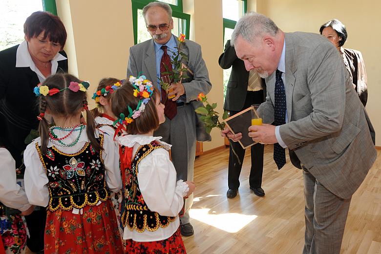 Później Prezydent Jacek Majchrowski wręczył książki.