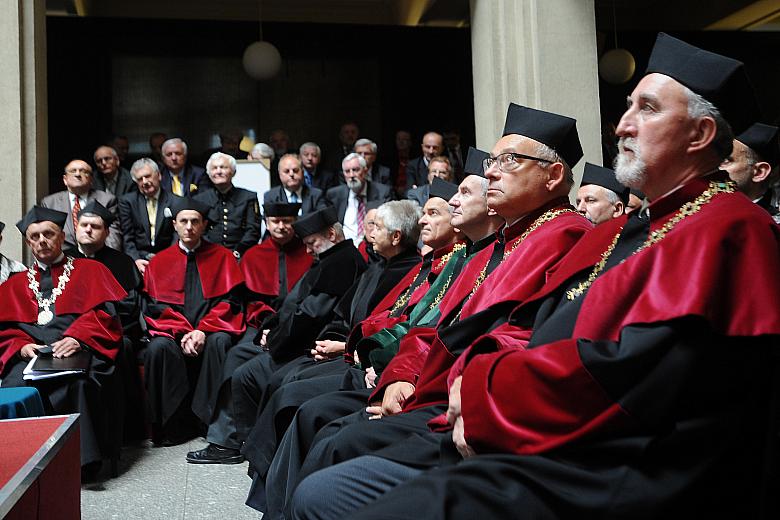 Czcigodny Senat Uczelni, powołanej do życia w roku 1919, w skupieniu słuchał słów Magnificencji. 