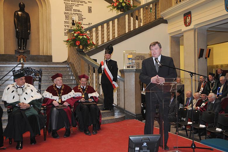 Następnie zabrali głos: Wojewoda Małopolski Jerzy Miller...