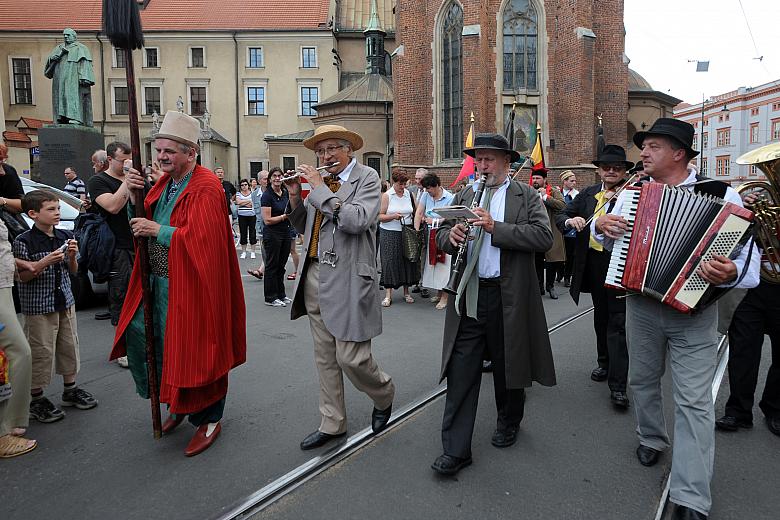 Zgodnie z tradycją towarzyszyła mu orkiestra zwierzynieckich "mlaskotów".