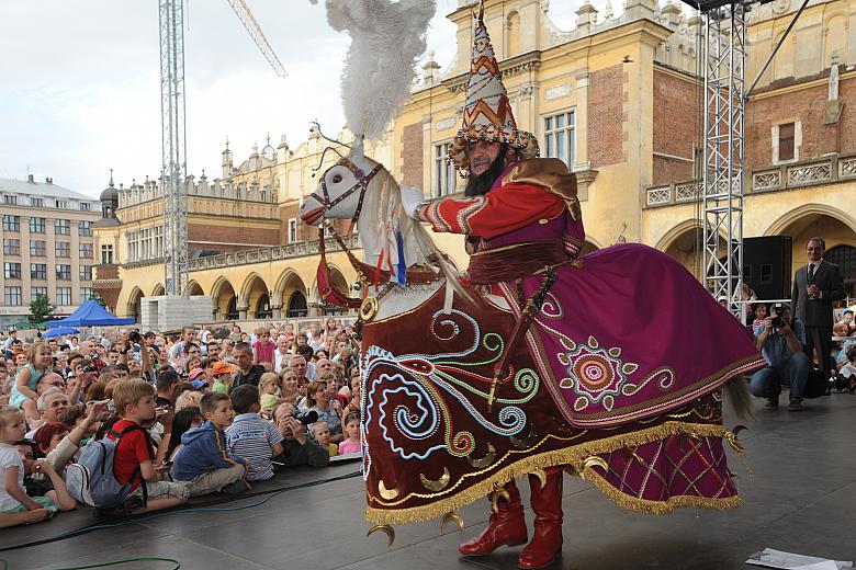 ...i pożegnał się z Krakowem oraz krakowianami.
Wróci za rok, jak to robi od setek lat.