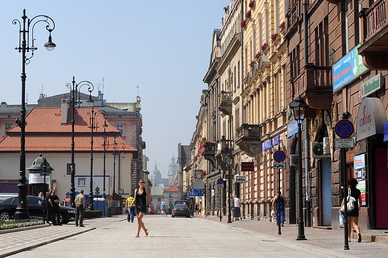 Nowe oświetlenie ulicy nawiązuje do XIX-wiecznej estetyki.