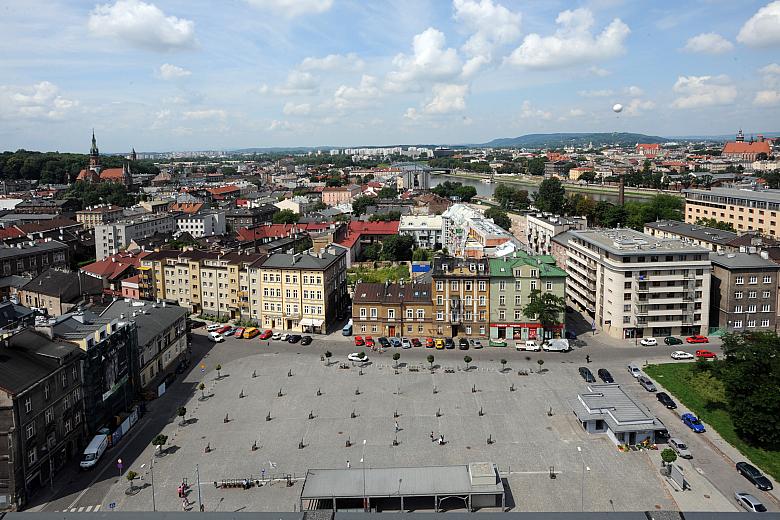 Plac Bohaterów Getta jest dziś pomnikiem krakowian wyznania mojżeszowego, wymordowanych przez niemieckich okupantów.