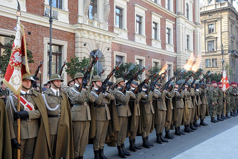 Po salwie honorowej przystapiono do składania wieńców i wiązanek kwiatów przed Grobem Nieznanego Żołnierza.