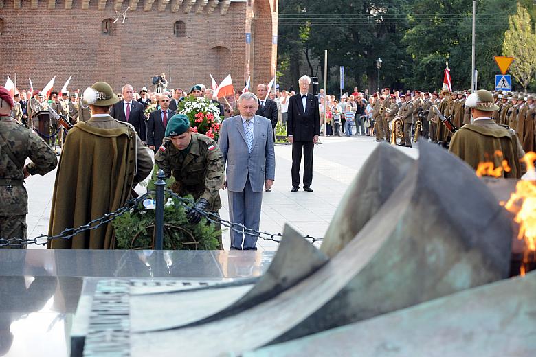 Następnie wieńce i wiązanki kwiatów składali: Jacek Majchrowski Prezydent Miasta Krakowa...