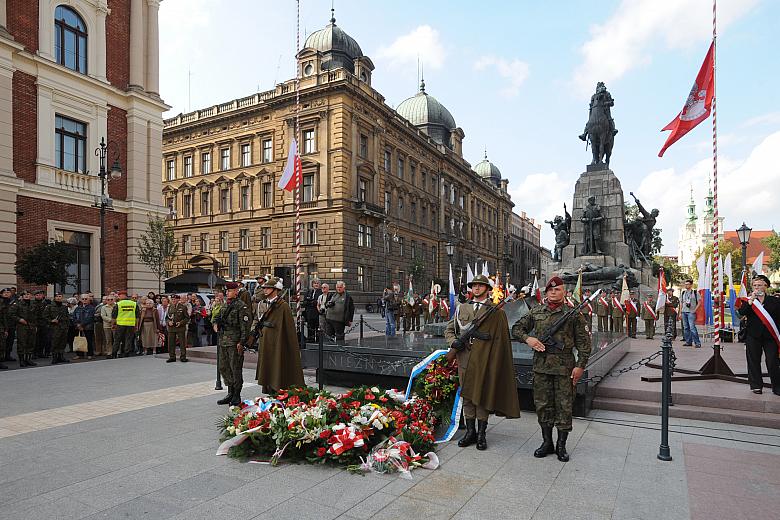 Przed Grobem Nieznanego Żołnierza przybywało wieńców i wiązanek.