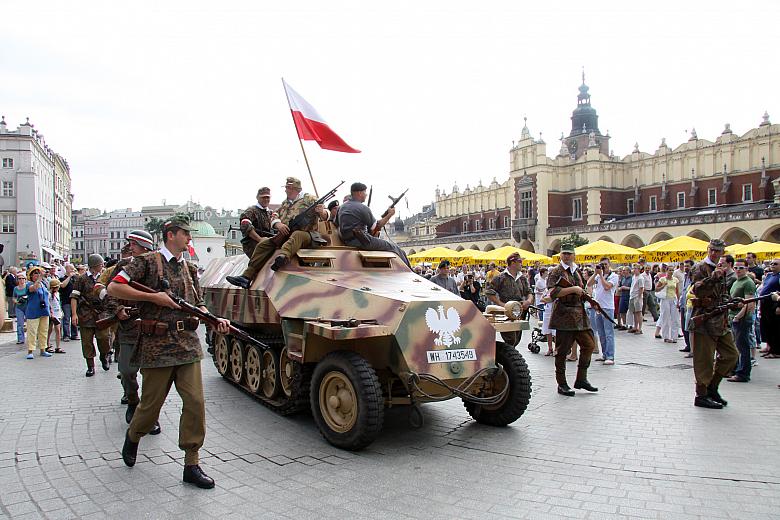 Na Rynku Głównym pojawił się Schützenpanzerwagen 251, czyli półgąsiennicowy pojazd piechoty.
W ten sposób grupa konstrukcyjna c