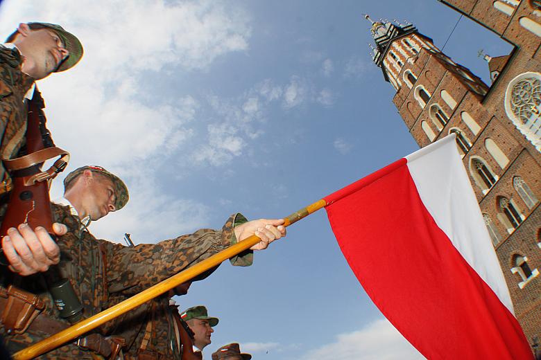 W rolę powstańców wcielili się członkowie Krakowskiej Grupy Historycznej "Niepodległość".