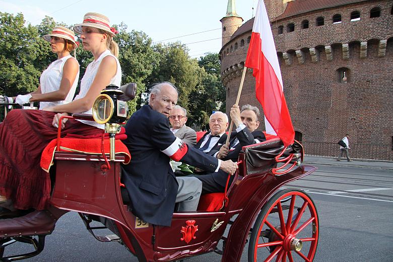 Po mszy świętej w intencji poległych powstańców, odprawionej w Bazylice Mariackiej, jej uczestnicy udali się na plac Matejki.