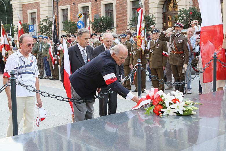 Jako pierwsi złożyli kwiaty kombatanci...