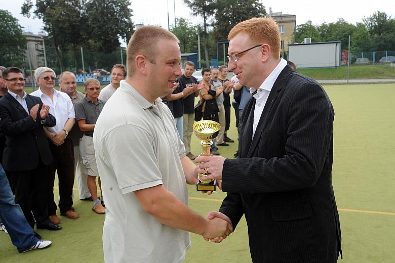 Drużynie Straży Pożarnej, która zajęła drugie miejsce, puchar wręczył Janusz Wiaterek, Komendant Straży Miejskiej. Straż Pożarną