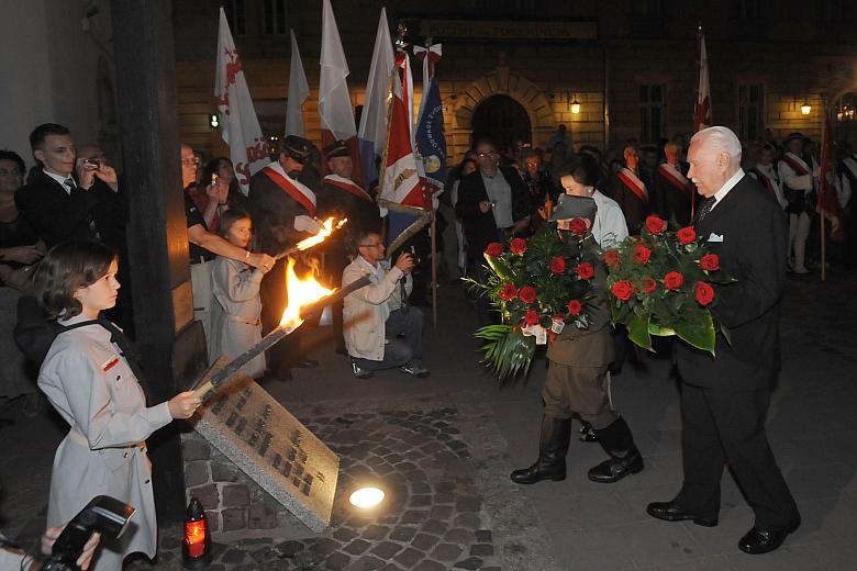 Przystąpiono do składania kwiatów. Wieńce i wiązanki złożyli między innymi: Ryszard Kaczorowski, ostatni Prezydent RP na uchodźs