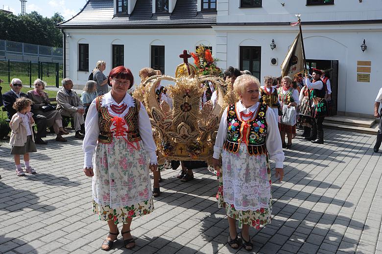 Tradycyjnym korowodem dożynkowym na dziedzińcu Dworku Białoprądnickiego rozpoczęły się krakowskie Dożynki Miejskie. 