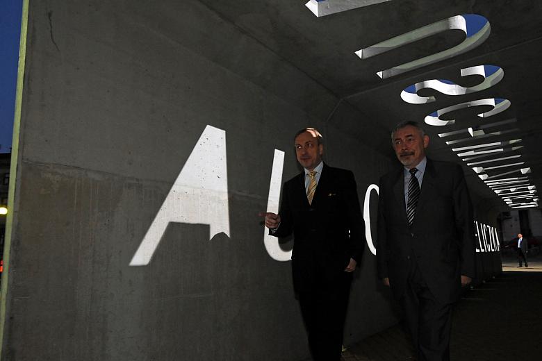 Jest to betonowy tunel z betonu długi na 17 metrów długości i wysoki na 2,5 metra. Nas stropie tunelu jest wyryte jedno słowo 