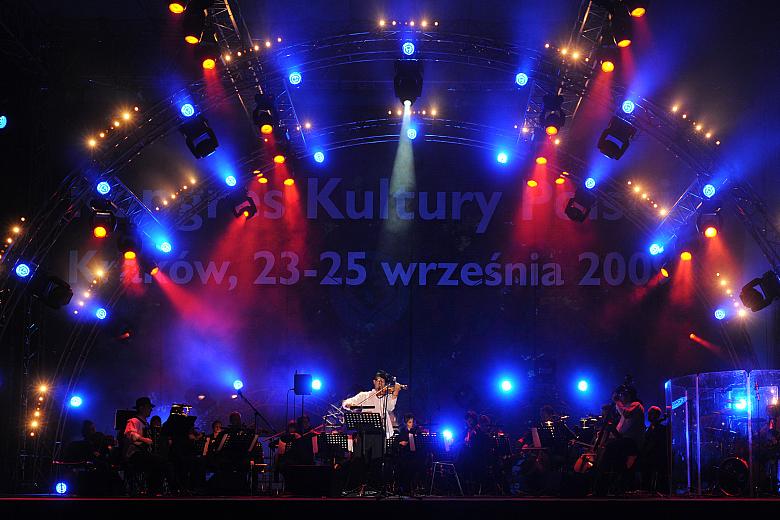 Na Rynku Głównym wystąpiły: "Sinfonietta Cracovia" Orkiestra Stołecznego Królewskiego Miasta Krakowa oraz KROKE.