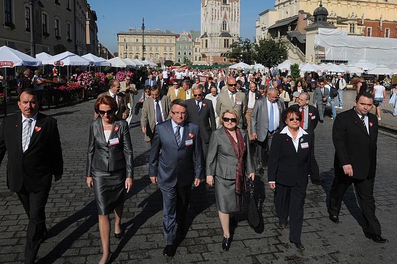 Uczestnicy uroczystości odbyli spacer - jak dawniej mawiano - dla zdrowia...