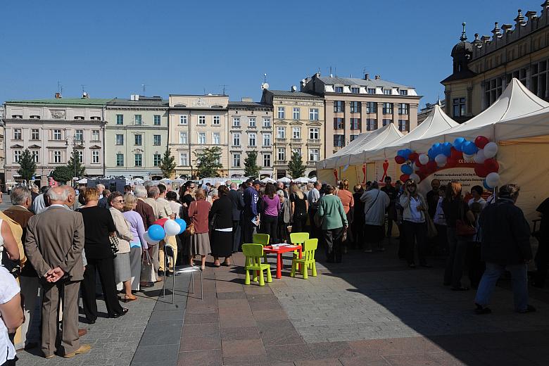 W punktach medycznych, które przyciągnęły wielu krakowian, można było oddać się badaniom...