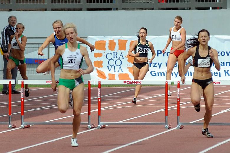 Wśród płotkarek startowały
m. in.: Anna Jesień z AZS AWF Warszawa, Marta Chrust-Rożej z AZS AWF Wrocław oraz Anita Konert z  AZ