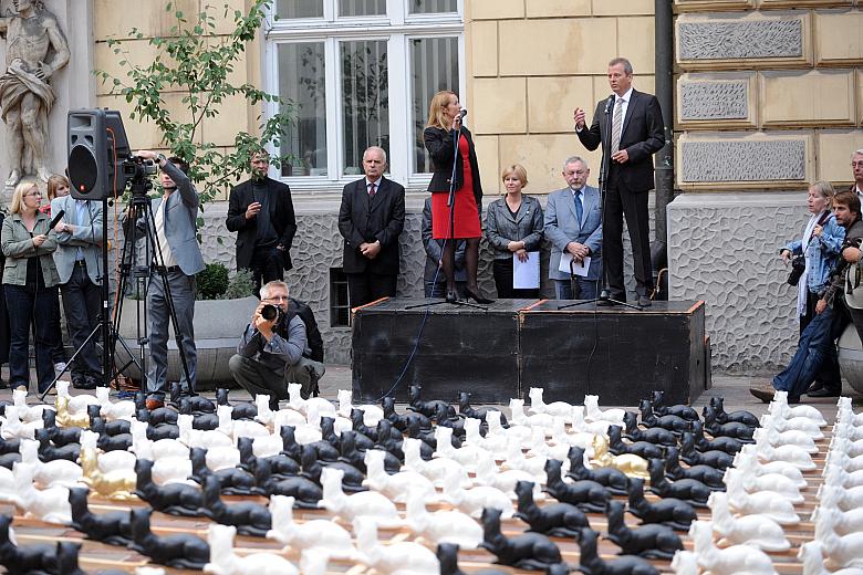 W bardzo oryginalny sposób uczczono 30-lecie partnerstwa Krakowa i Norymbergi.
Rzecz rozpoczęła się na placu św. Marii Magdalen