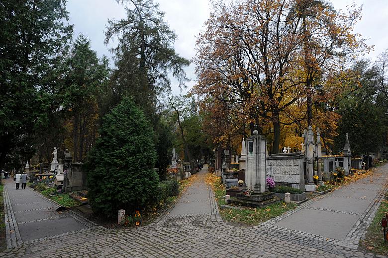 ...tak, jak dróg, którymi każdy z nas podąża w życiu. Czas płynie nieubłaganie. Pozostaje pamięć.