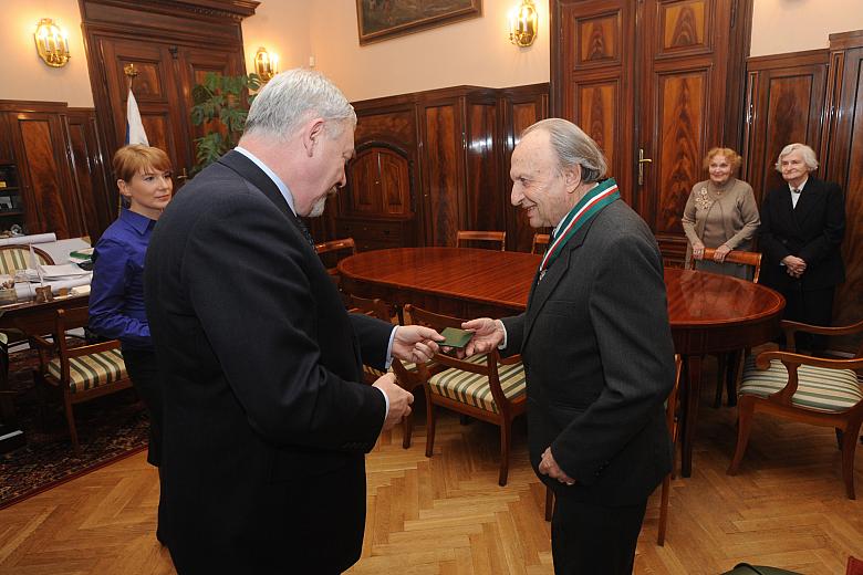 Pan Leszek Elektorowicz - poeta, prozaik, eseista, tłumacz - został laureatem Złotego Medalu "Zasłużony Kulturze Gloria Art