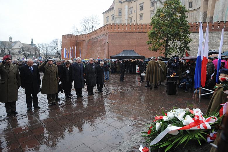 ...gdy po złożeniu pod Krzyżem Katyńskim wspólnego wieńca od społeczności Krakowa i Małopolski...