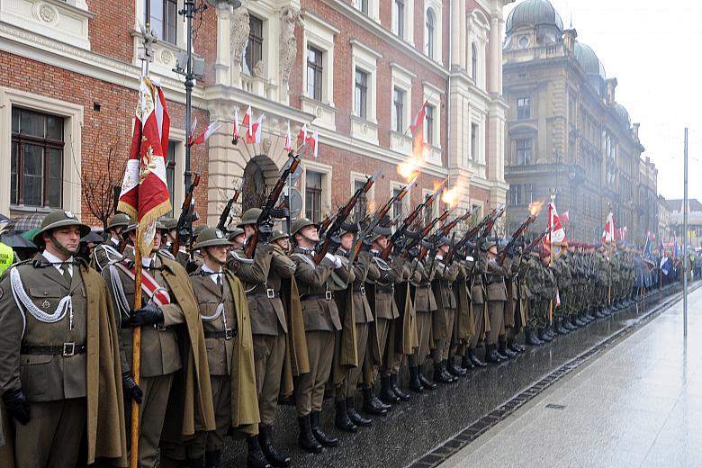 ...i tych, którzy dla Jej niepodległości poświęcili swe życie. To dla nich brzmiały w ten dzień salwy honorowe.