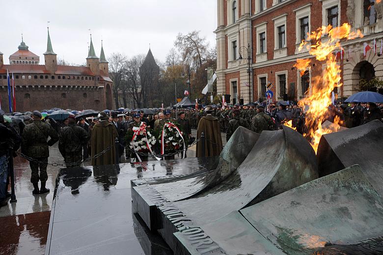 Przy wtórze wojskowych werbli społeczność Krakowa i Małopolski oddawała hołd poległym.