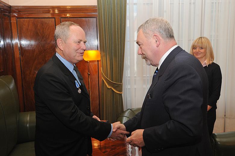 Jacek Majchrowski, Prezydent Miasta Krakowa odznaczył Odznaką "Honoris gratia" Tomasza Morawskiego, konsula honorowego