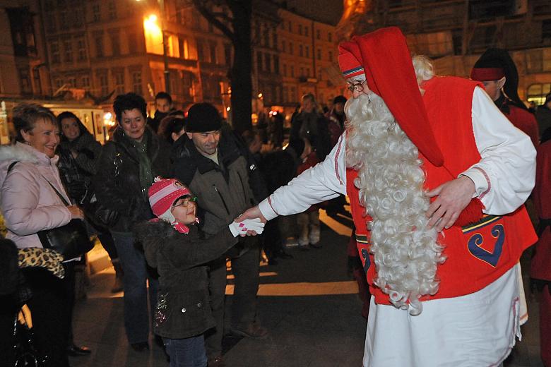 Każdy chce uścisnąć rękę Mikołaja. Kto wie, może dzięki temu w noc mikołajkową Święty spojrzy na swoich znajomych łaskawszym oki