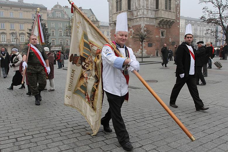 Dumnie prezentują się sztandary cechów kupieckich.