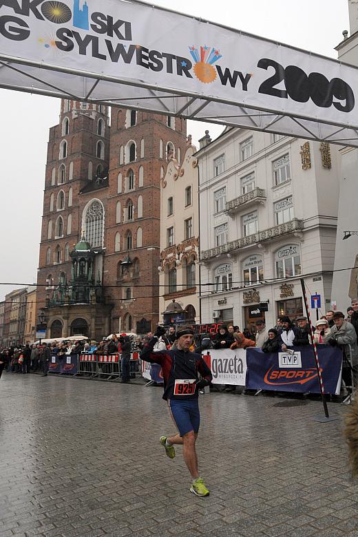 Pierwszy na mecie zjawił się Rafał Krzemień z KKB DYSTANS KRAKÓW w przebraniu ... biegacza.