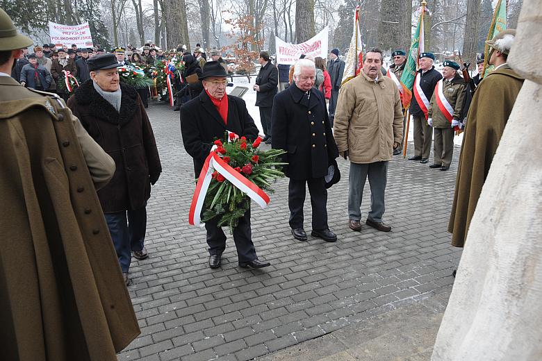 Kwiaty złożyli weterani walk...