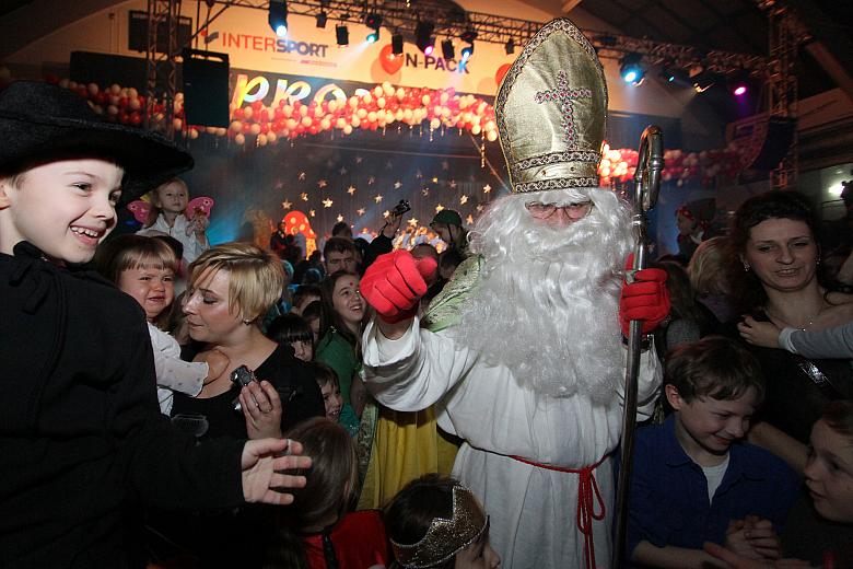 Najbardziej wyczekiwanym gościem był bez wątpienia Święty Mikołaj, który obdarował wszystkie zgromadzone dzieci wspaniałymi prez