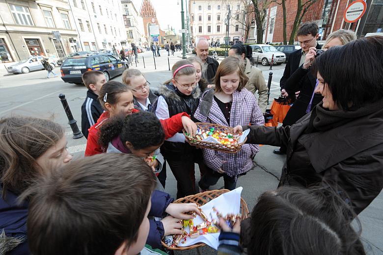 Oficjalny charakter uroczystej chwili osłodziły dzieciom kolorowe łakocie.