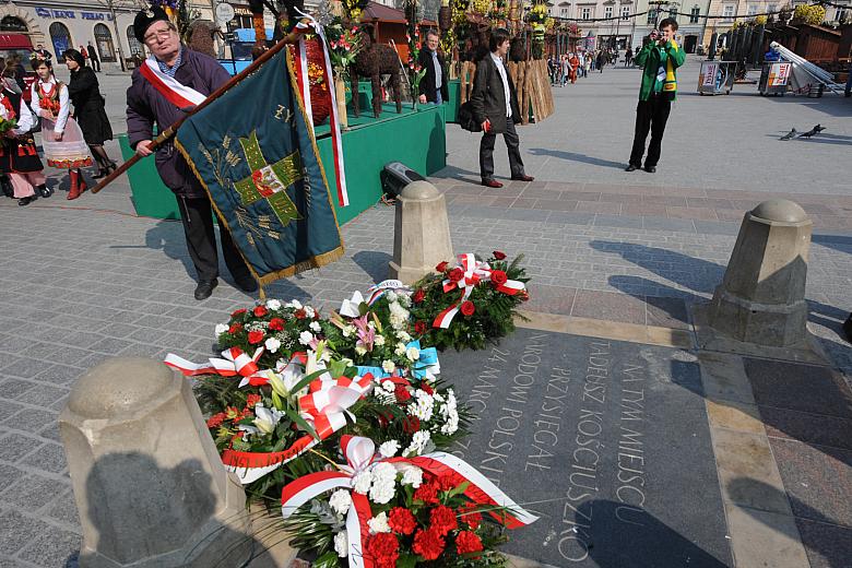 ...ze względu na jej znaczenie, konsekwencje oraz trwającą do dzisiaj tradycję patriotyczną. 