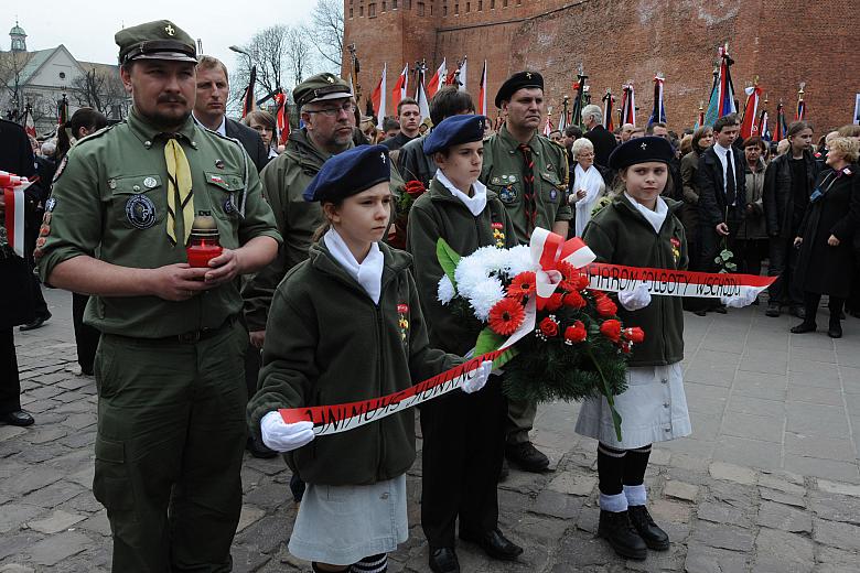 ...grupa harcerzy z Chorągwi Krakowskiej Związku Harcerstwa Polskiego z Komendantem...