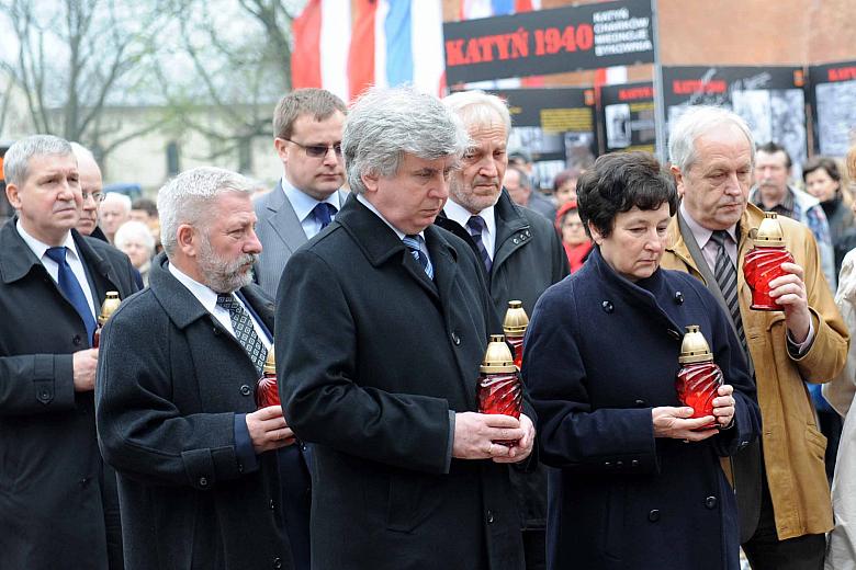 W przejmującej ciszy władze miasta i przybywający w to niezwykle symboliczne miejsce krakowianie... 