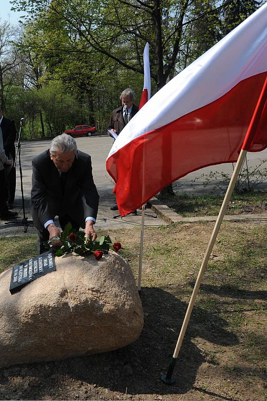 W 70. rocznicę Zbrodni Katyńskiej w hołdzie polskim oficerom miało tu zostać posadzone 5 dębów.
Życie jednak dopisało do tego s