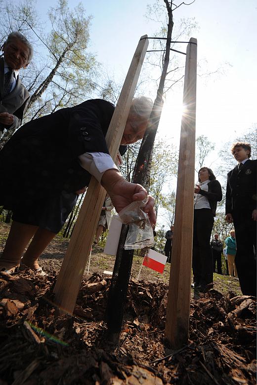 Na zdjęciu córka podpułkownika Leona Panczakiewicza Danuta Bełtowska z rodziną.