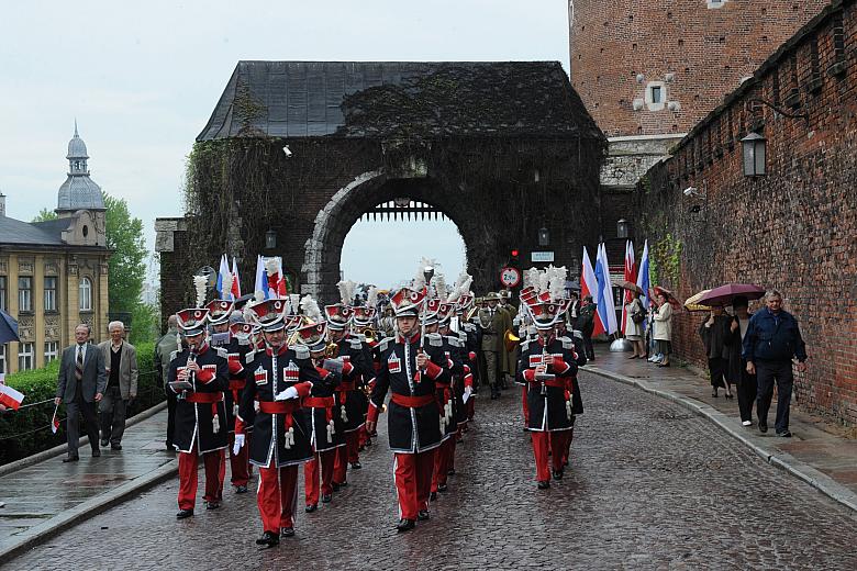 Po zakończeniu modlitwy uczestnicy uroczystości ruszają w pochodzie patriotycznym prowadzonym przez orkiestrę Garnizonu Kraków. 