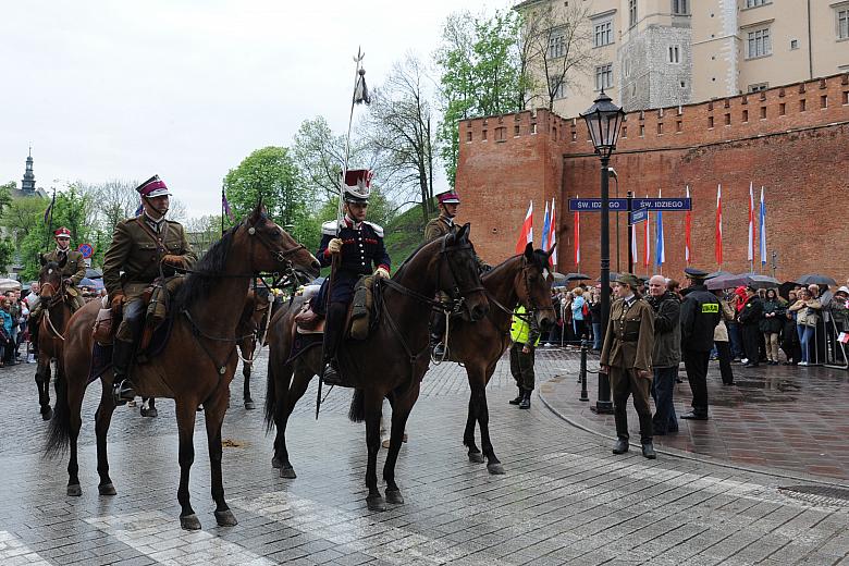 ...w stronę podnóża zamku, na plac Ojca A. Studzińskiego przed kościołem św. Idziego,...