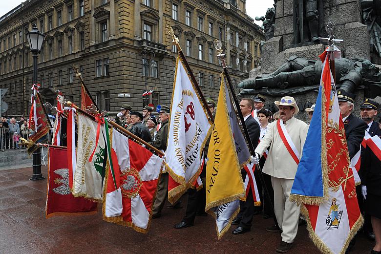 Liczne poczty sztandarowe świadczą o głębokim zaangażowaniu wielu organizacji.